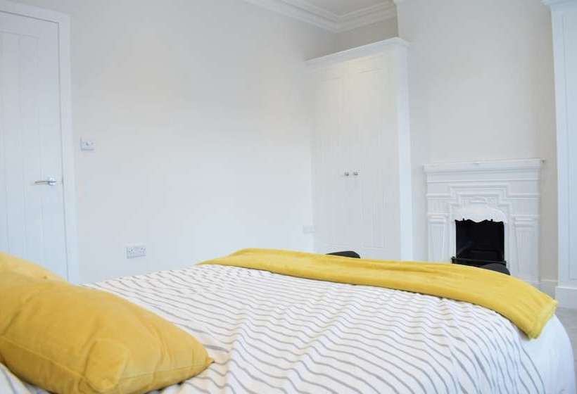 3 Bedroom Garden House In Earlsfield