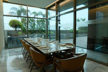 هتل Courtyard By Marriott Ahmedabad Sindhu Bhavan Road