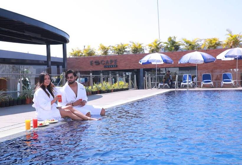 هتل Courtyard By Marriott Nashik