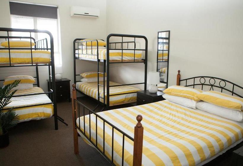 בית מלון כפרי Jack Duggans Irish Pub