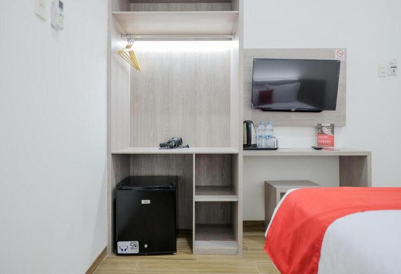 Отель Reddoorz Plus @ Jalan Juanda Medan