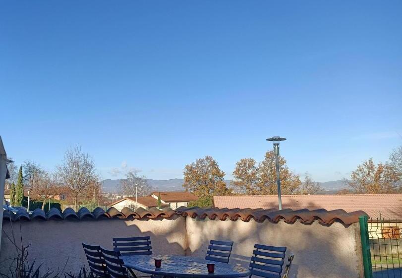 膳宿费 Studio De Jardin Le Temps D Une Pause Jusqu à 4 Personnes En Face Du Beaujolais   Climatisation Et B