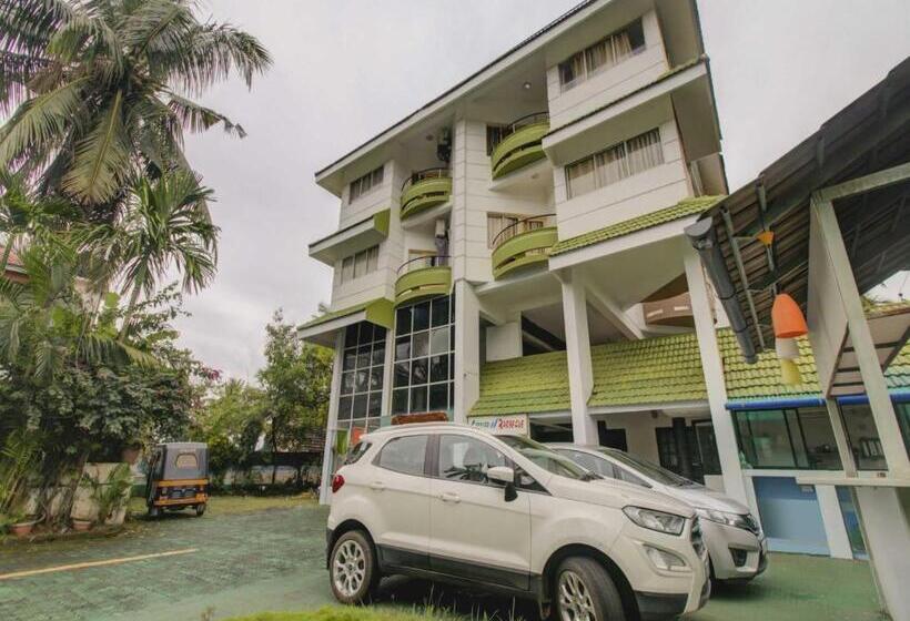 ホテル Collection O 75308 Floatel International Beach Resort