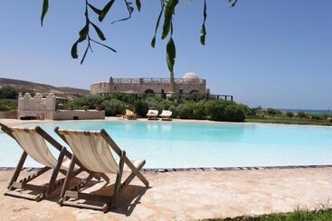 هتل Dar Danse, The Bubble On The Beach
