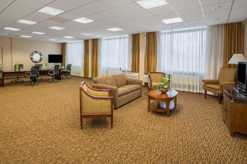 Hotel Crowne Plaza Cleveland Airport