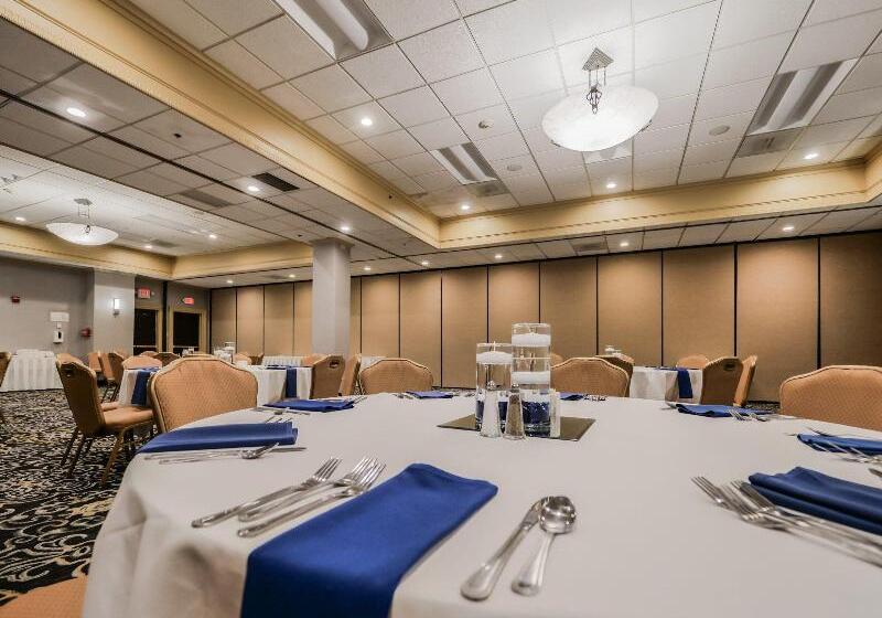 هتل Crowne Plaza Cleveland Airport, An Ihg