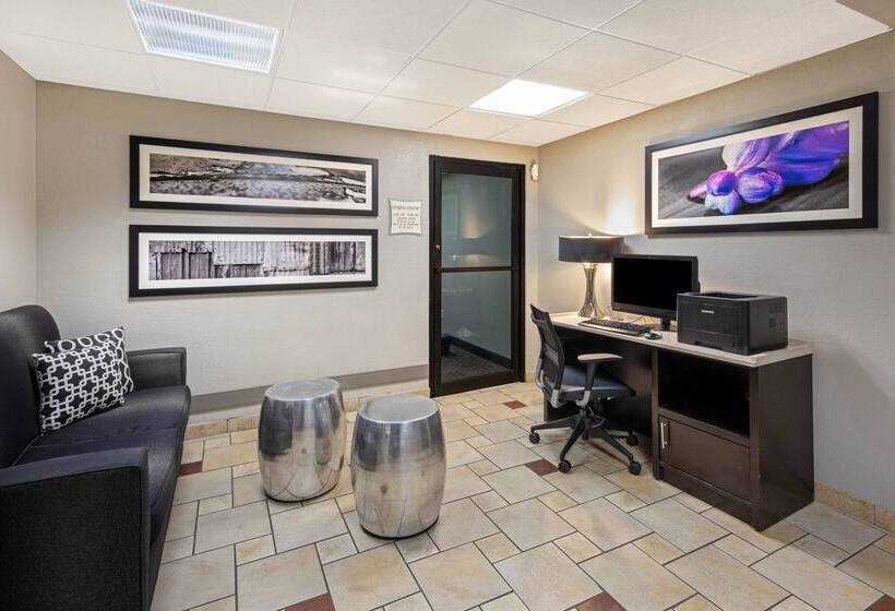 هتل La Quinta By Wyndham Miami Airport East