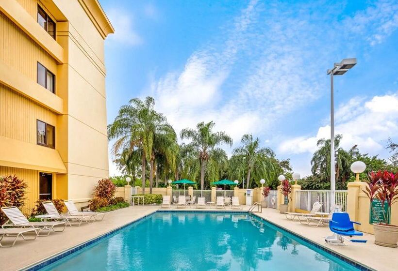 هتل La Quinta By Wyndham Miami Airport East