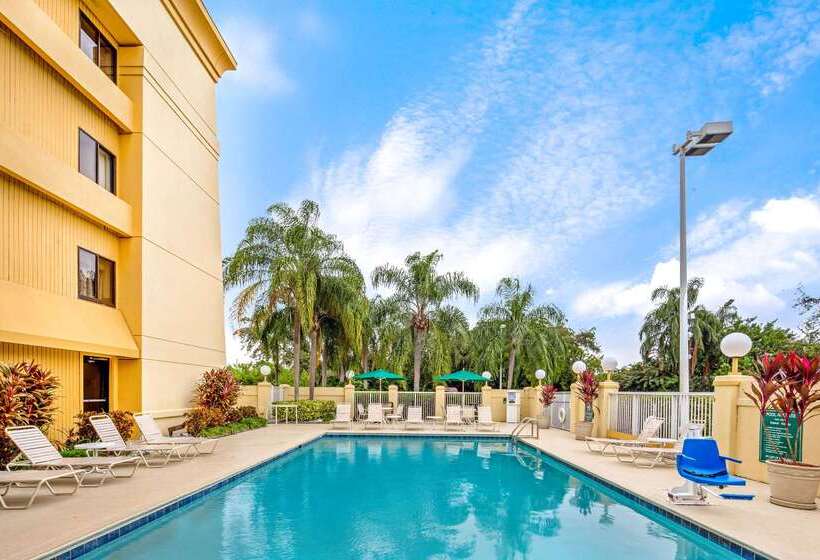 هتل La Quinta By Wyndham Miami Airport East