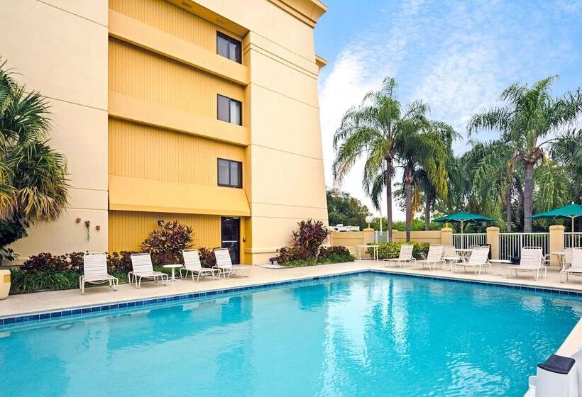 هتل La Quinta By Wyndham Miami Airport East