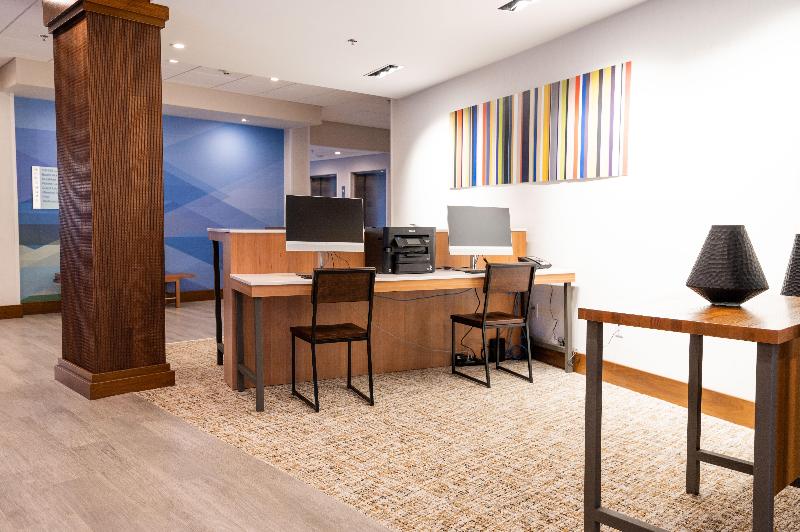 Отель Holiday Inn Express & Suites Dayton East   Beavercreek, An Ihg