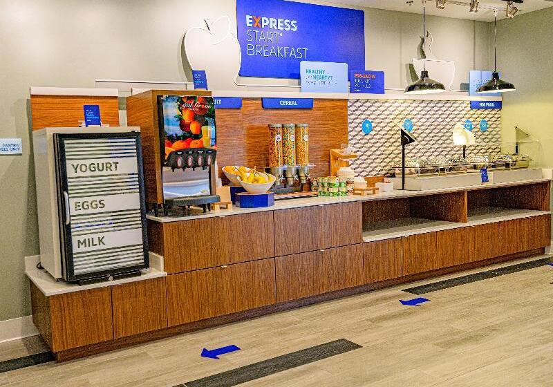 Отель Holiday Inn Express & Suites Dayton East   Beavercreek, An Ihg