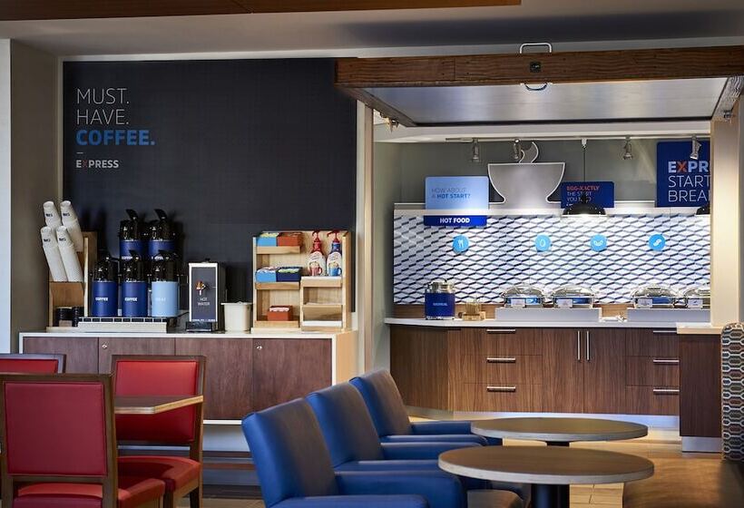 בית מלון כפרי Holiday Inn Express & Suites   Bardstown, An Ihg