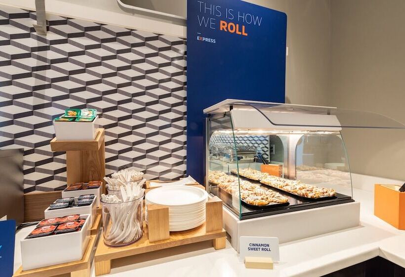 هتل Holiday Inn Express & Suites Dallas Central Market Center By Ihg