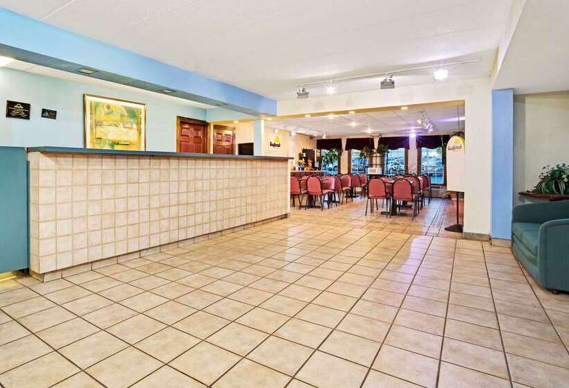 בית מלון כפרי Days Inn By Wyndham Sharonville