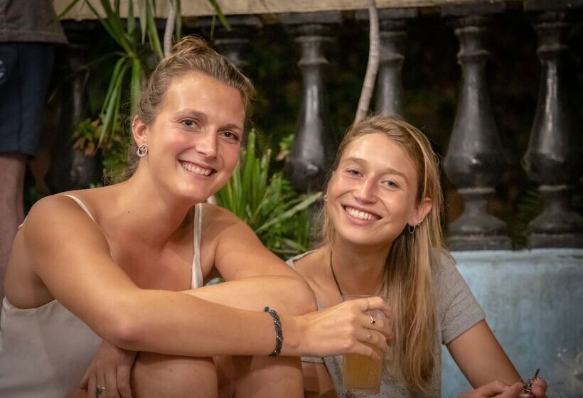 هتل Granados Hostel