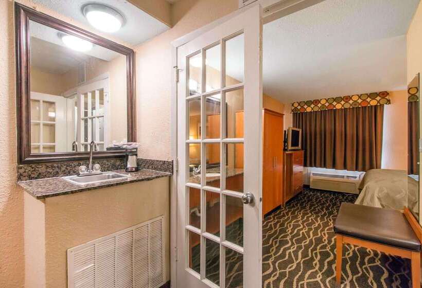هتل Quality Inn & Suites I 35 Near Frost Bank Center