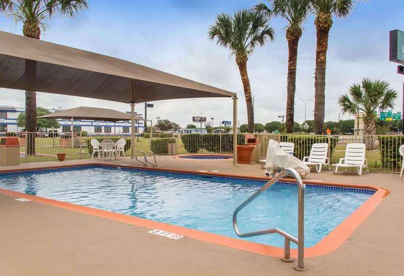 هتل Quality Inn & Suites I 35 Near Frost Bank Center