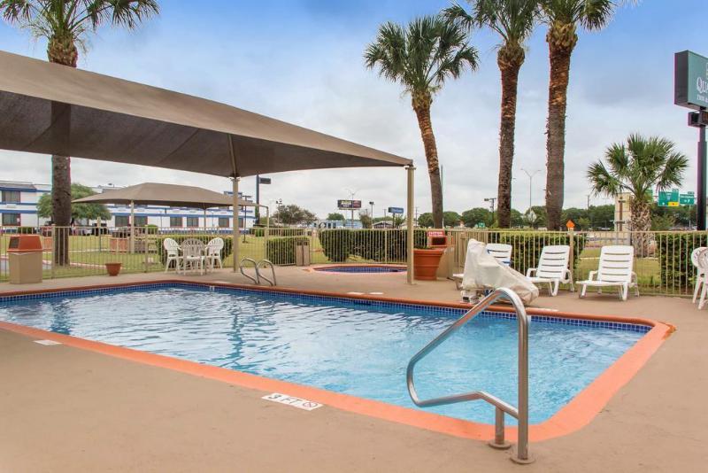 هتل Quality Inn & Suites I 35 Near Frost Bank Center
