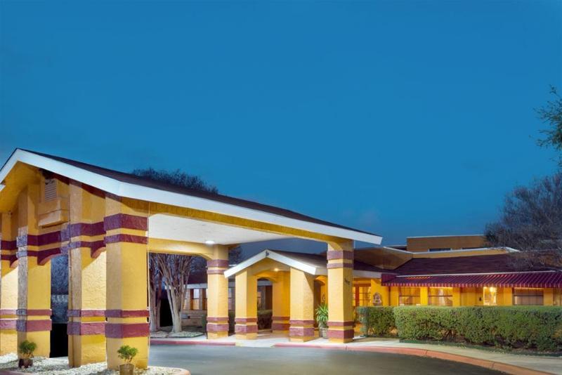 هتل Quality Inn & Suites I 35 Near Frost Bank Center