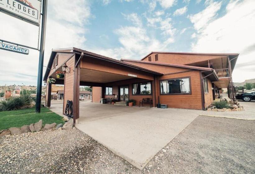 هتل Red Ledges Inn