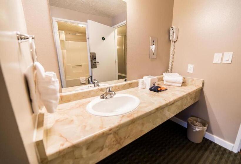 هتل Red Ledges Inn