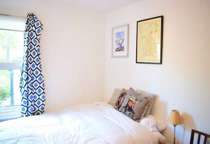 1 Bedroom Home With Private Garden In Barons Court