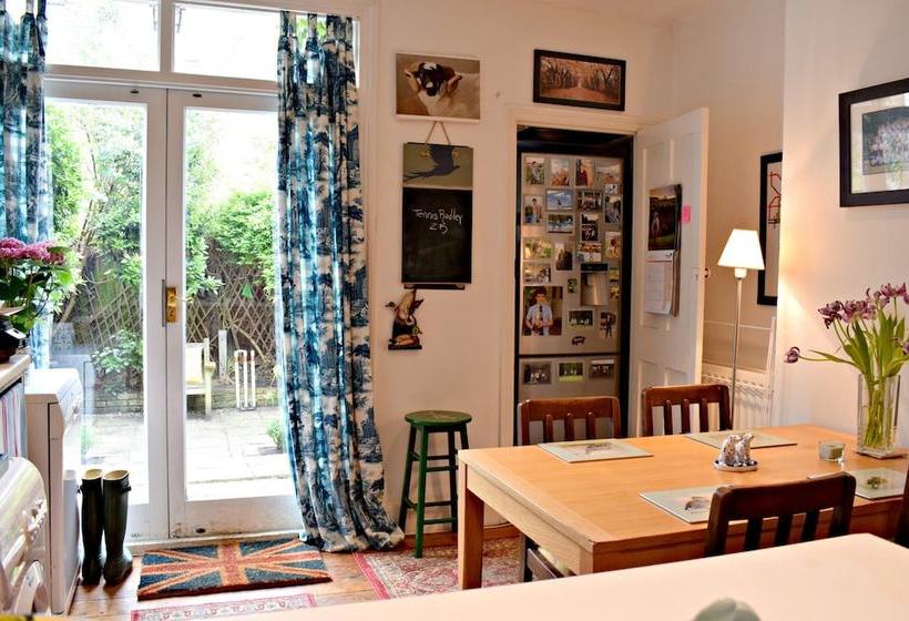 3 Bedroom Clapham Home With Patio