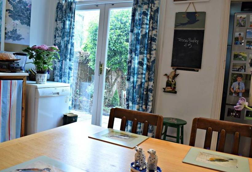 3 Bedroom Clapham Home With Patio