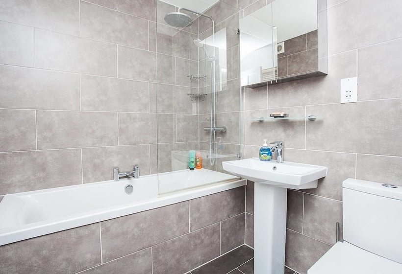 Modern 2 Bedroom House With Parking