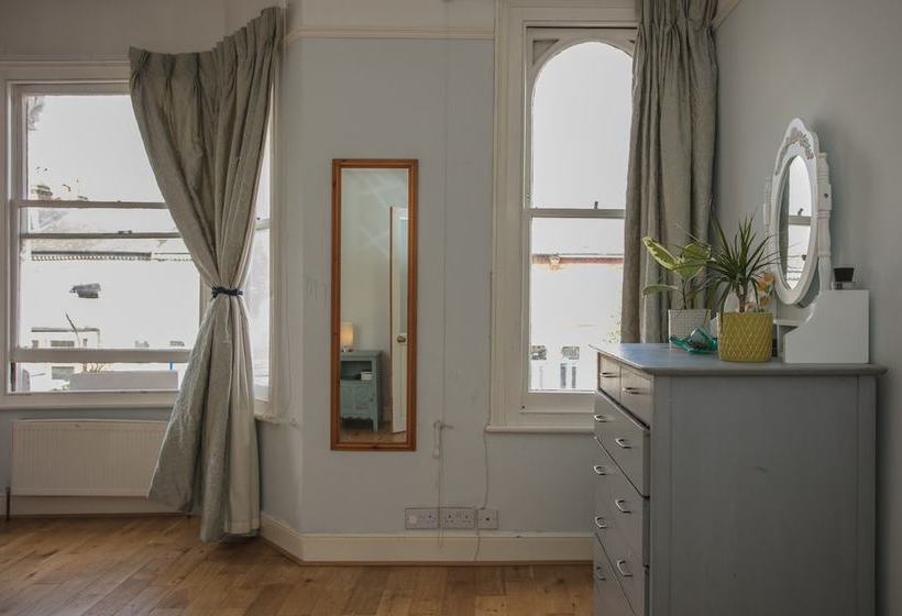 Spacious 3 Bedroom House In Dulwich