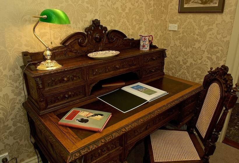 هتل The Birches Bed & Breakfast