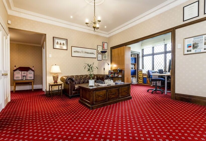 هتل The Birches Bed & Breakfast