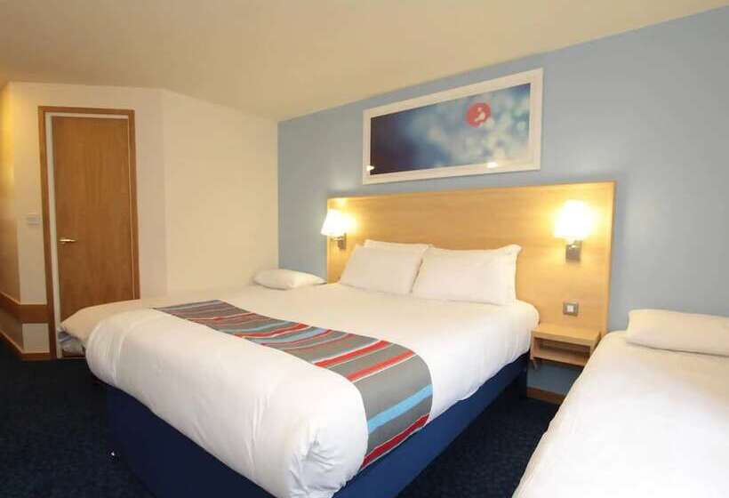 هتل Travelodge London Battersea