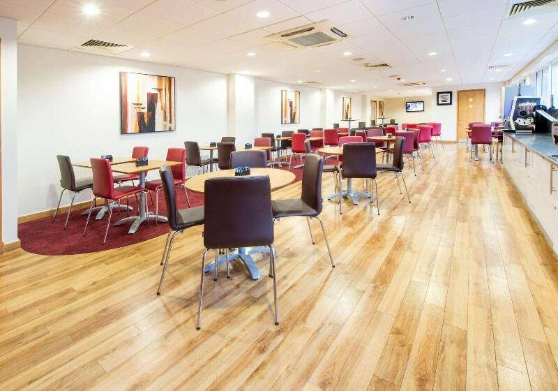 Отель Travelodge London Chessington Tolworth