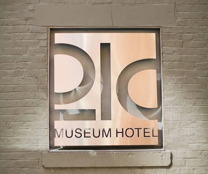 Hotel 21c Museum  Chicago