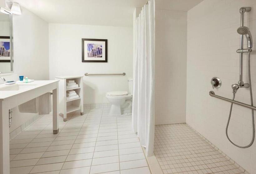 هتل Four Points By Sheraton Halifax