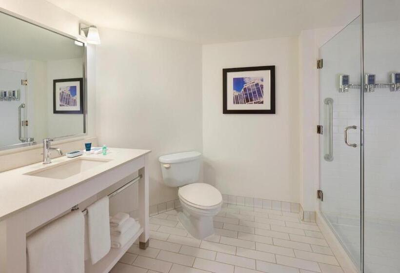 هتل Four Points By Sheraton Halifax
