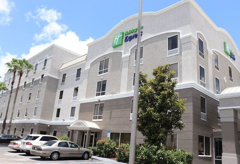 هتل Holiday Inn Express  & Suites Clearwater Us 19 North