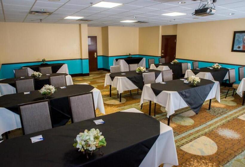 فندق Holiday Inn Express & Suites Cocoa, An Ihg