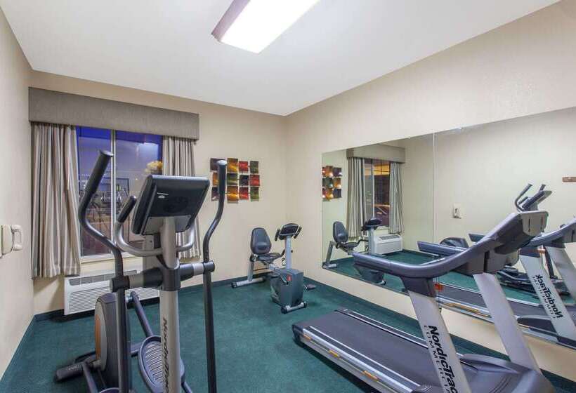 هتل Ramada By Wyndham Fresno Northwest