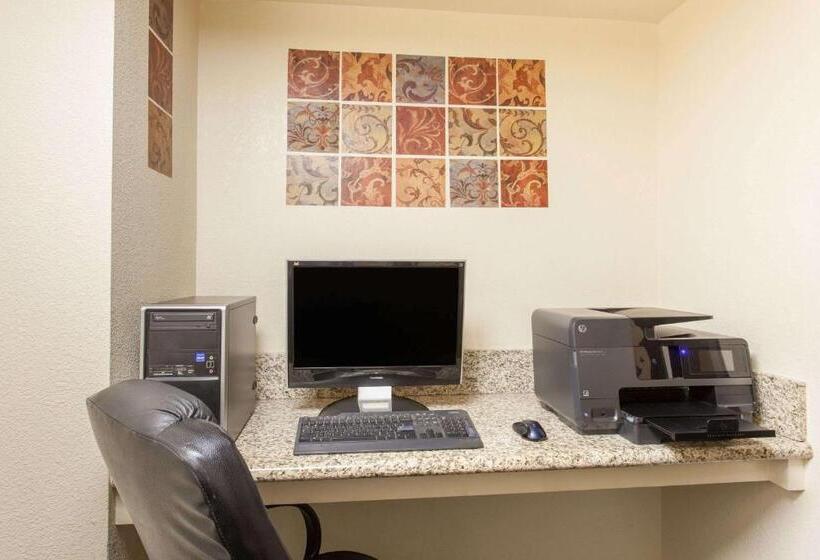 هتل Ramada By Wyndham Fresno Northwest