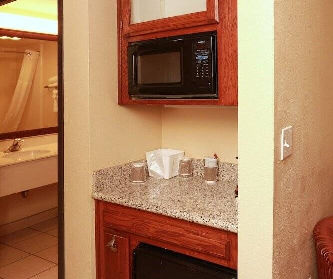 هتل Ramada By Wyndham Fresno Northwest