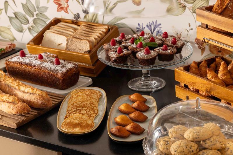 Отель Maxim Opera