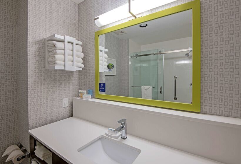 هتل Hampton Inn By Hilton Kamloops