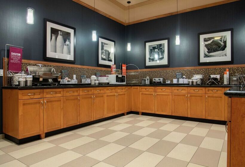 هتل Hampton Inn By Hilton Kamloops