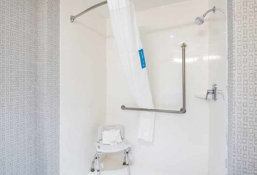 هتل Hampton Inn By Hilton Kamloops