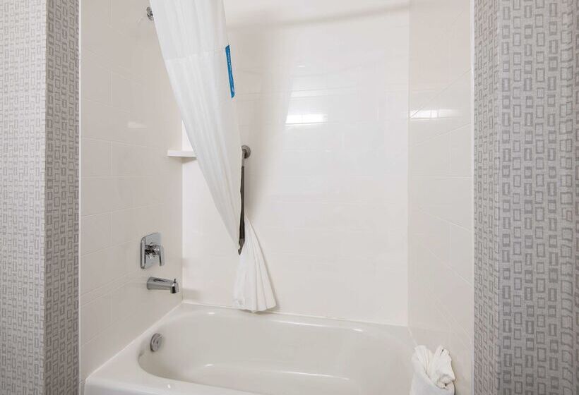 هتل Hampton Inn By Hilton Kamloops