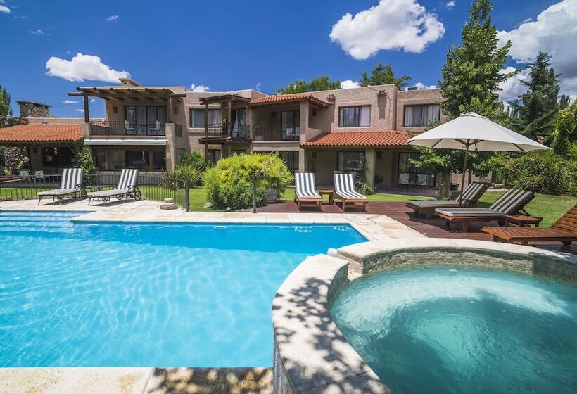 هتل Lares De Chacras