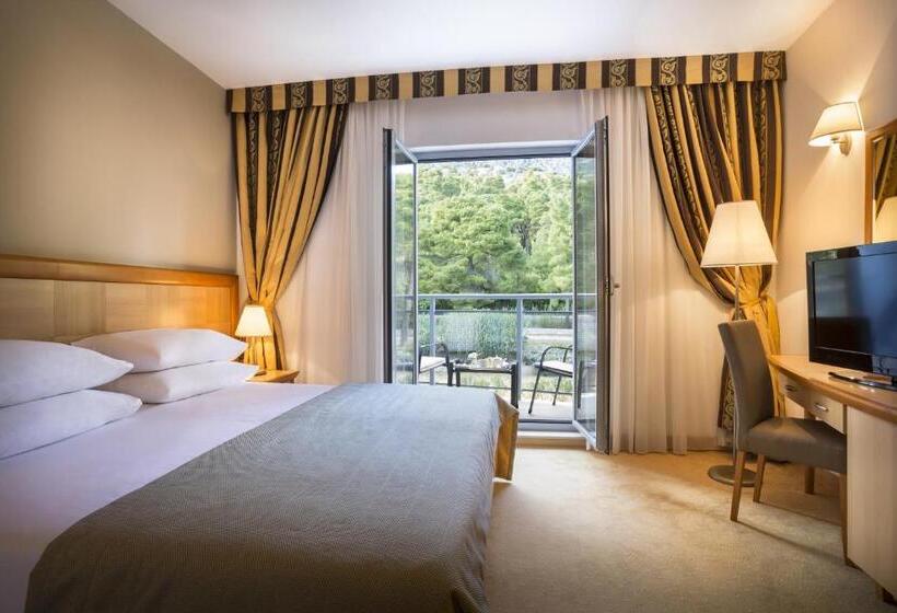 هتل Aminess Grand Azur